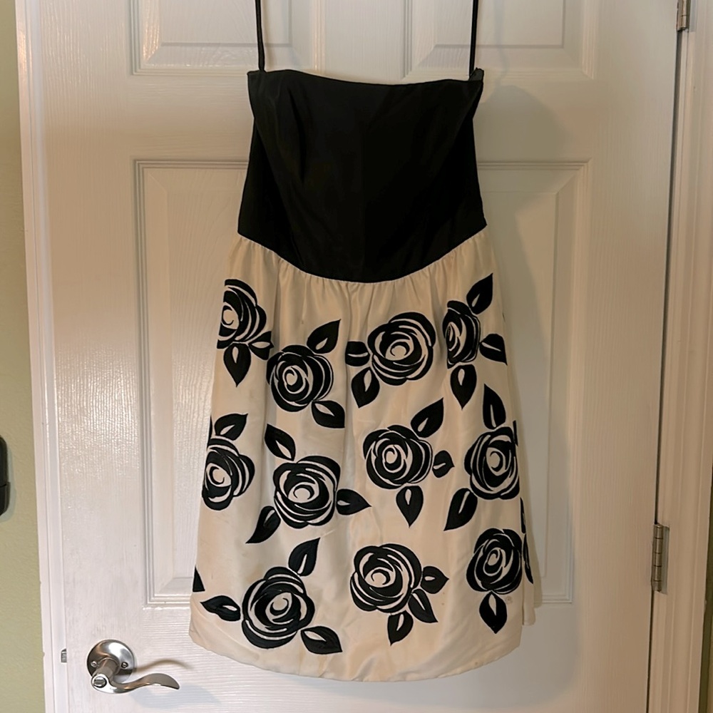White House black Market size 6 two tone cocktail dress with floral detail